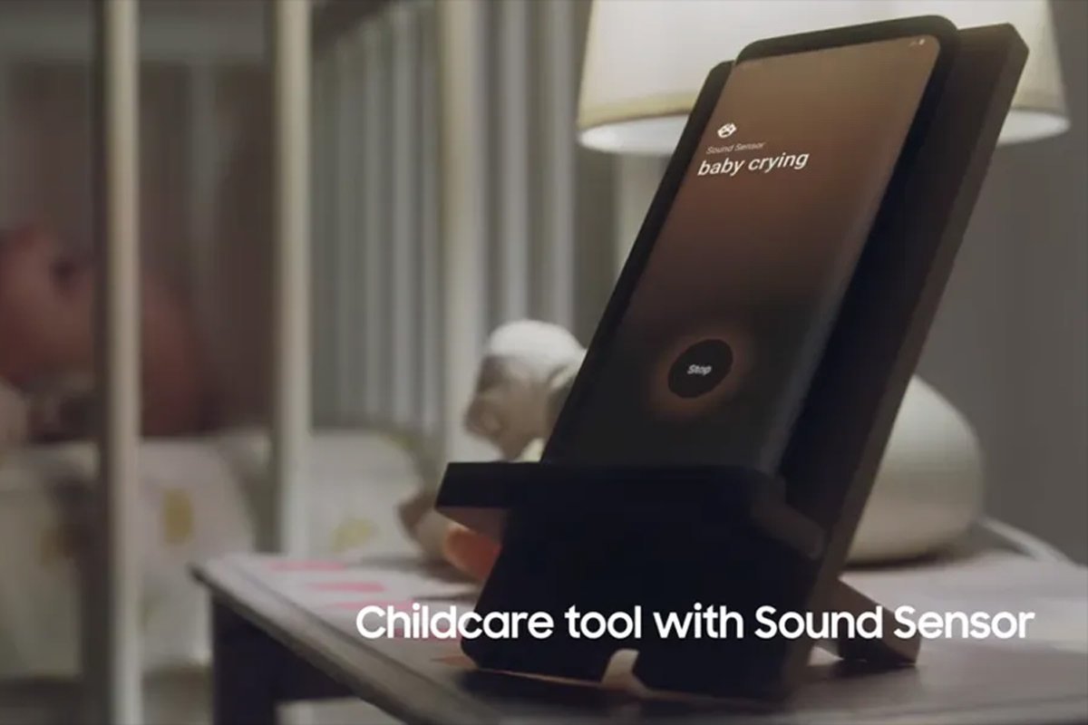 پروژه سامسونگ ایدهی اصلی پشت پروژهی Galaxy Upcycling at Home بسیار ساده است. اگر در خانه گوشی قدیمی سری گلکسی دارید که دیگر بهعنوان گوشی اصلی از آن استفاده نمیکنید، بهروزرسانی نرمافزاری ویژهای میتوانید روی آن نصب کنید. با نصب این بهروزرسانی، خواهید توانست از گوشی قدیمیتان در خانه برای انجام کارهای دیگر بهره ببرید. سامسونگ در کنفرانس مطبوعاتیاش چند مثال از کاربرد این گوشیهای قدیمی در خانه ارائه داد. هلطف Galaxy Upcycling at Home میتوانید از گوشی قدیمی خود بهعنوان ابزاری ویژه برای شنیدن صدای گریهی کودک استفاده کنید. همچنین، در نقش راهکاری برای مراقبت از حیوانات خانگی میتواند ظاهر شود؛ مثلا وقتی حیوان خانگیتان در خانه تنها است، با گوشی لامپها را روشن کنید. افزونبراین، از گوشی قدیمی میتوان برای اهداف امنیتی با بهرهگیری از ناکس (Samsung Knox) استفاده کرد. درحالحاضر، دقیقا نمیدانیم پروژهی Upcycling at Home قرار است چه قابلیتهایی به گوشیهای قدیمی اضافه کند؛ بااینحال قابلیتی که Upcycling at Home ارائه میدهد، واقعا هیجانانگیز است.