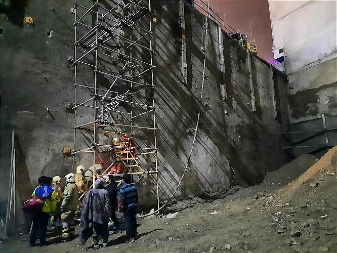 برخورد عجیب بیل مکانیکی