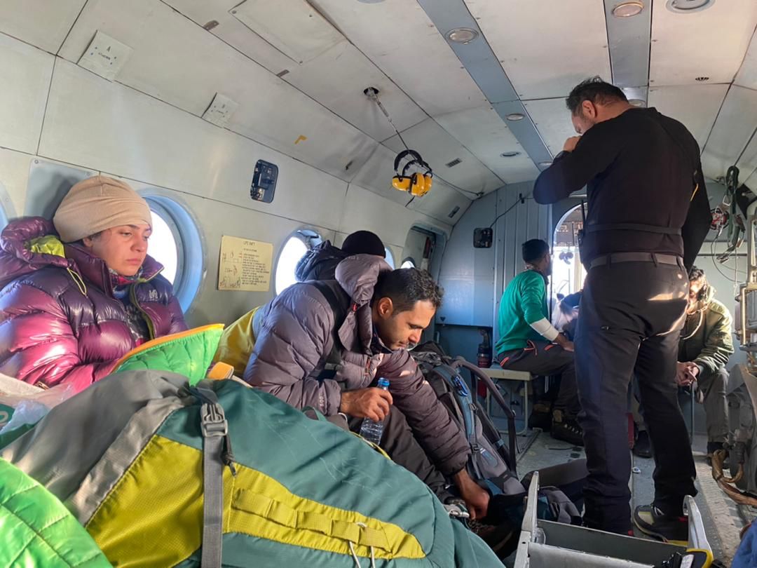 یک زن در ارتفاعات الموت یخ زد/ بالگرد ۴ کوهنورد را از مرگ نجات داد امداد کوهستان