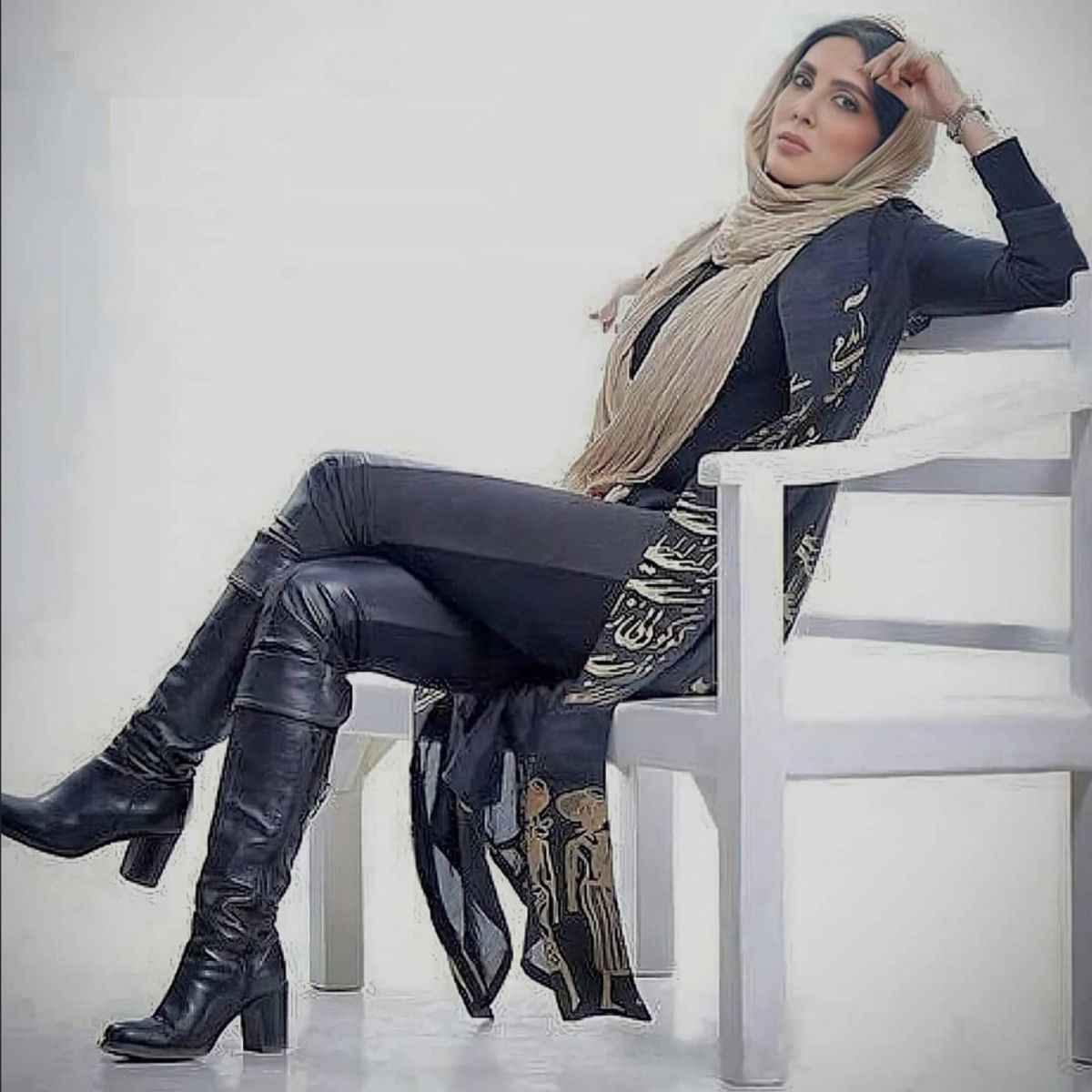 ژست نامتعارف لیلا بلوکات با چکمههای چرم + عکس ژست نامتعارف لیلا بلوکات با چکمههای چرم + عکس