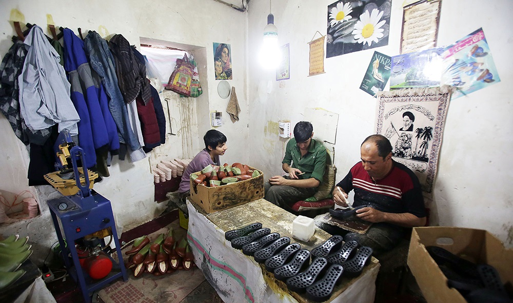 منتقل نشدن کارگاههای تولیدی کفشدوزی به خارج از شهر از سال ۹۴ تا به امروز منتقل نشدن کارگاههای تولیدی کفشدوزی به خارج از شهر از سال ۹۴ تا به امروز