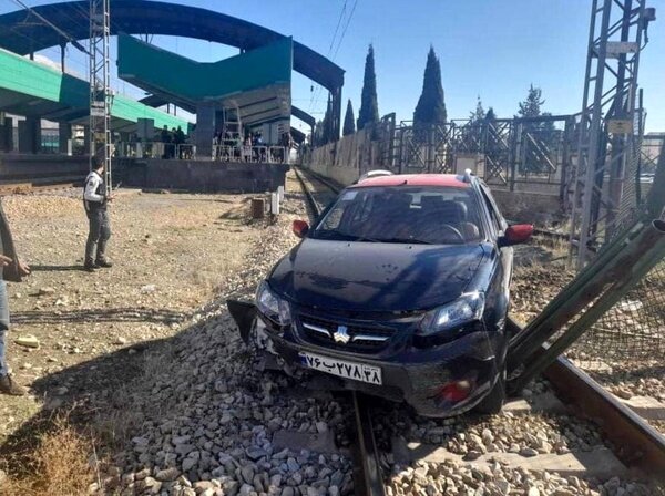 یک خودرو وارد حریم ریلی در خط ۵ متروی تهران و حومه شد + عکس یک خودرو وارد حریم ریلی در خط ۵ متروی تهران و حومه شد + عکس