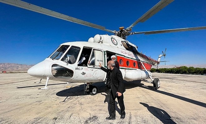 مردم، گرفتار در سیل و مسئولان در ذوق بالگرد سواری!/ پاسخ هلال احمر به انتقادات درباره امدادرسانی به مناطق سیل زده جنوب بالگرد سواری مسئولان