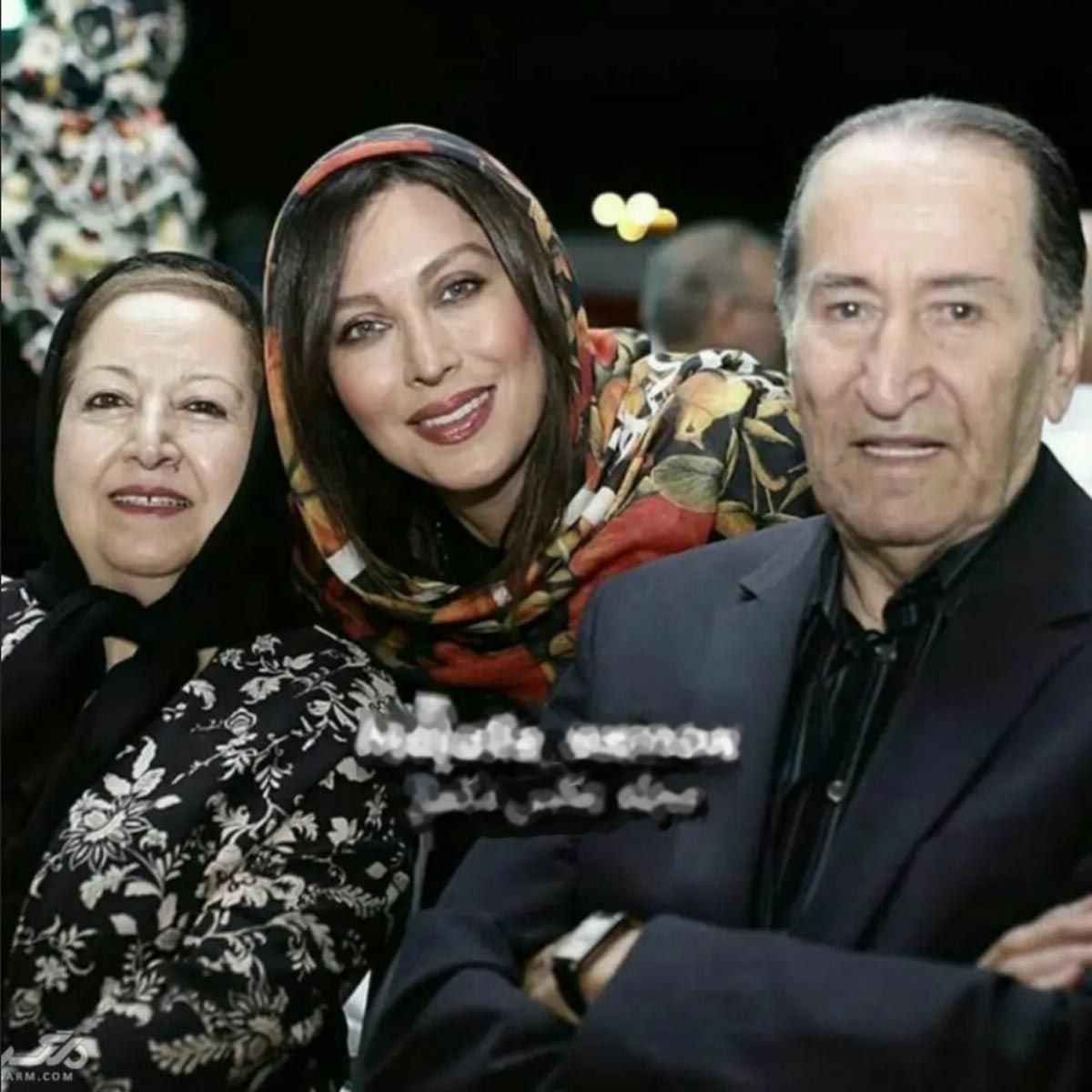 تصویر مهتاب کرامتی در کنار پدر و مادرش!