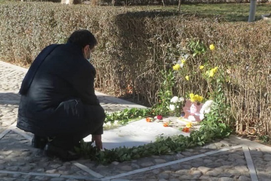 حضور ضرغامی بر مزار شجریان واکنش برانگیز شد/عکس