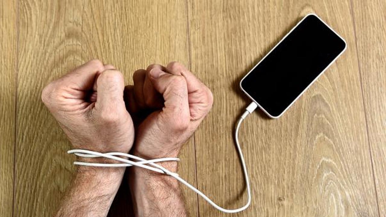 عواقب باورنکردنی اعتیاد به تلفن همراه