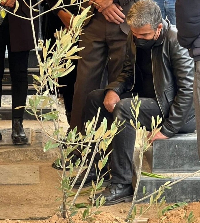 سوگواری آریا عظیمینژاد بر مزار مادرش/ عکس سوگواری آریا عظیمینژاد بر مزار مادرش/ عکس