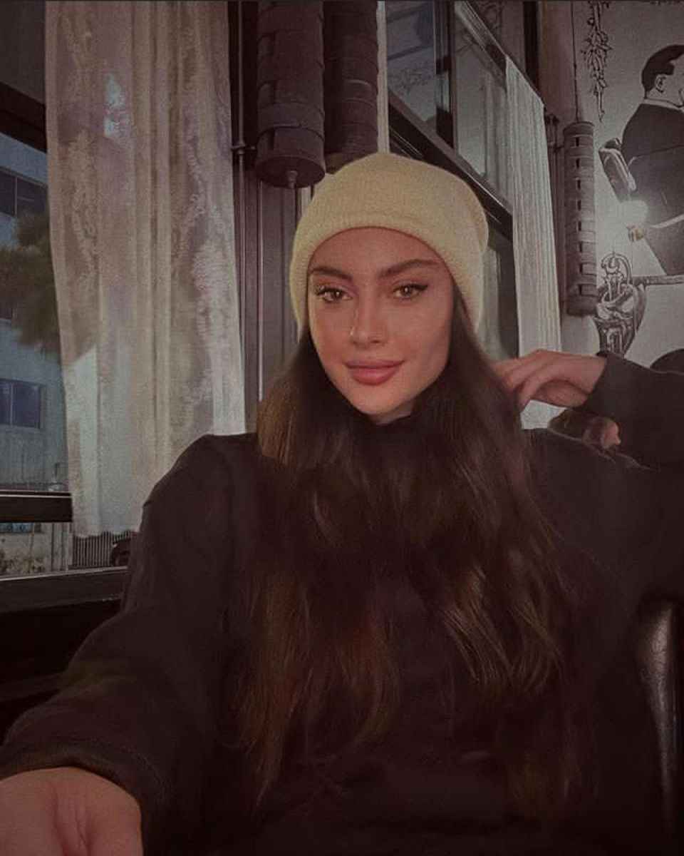 مو‌های باز و پریشان ترلان پروانه در کافه لاکچری + عکس