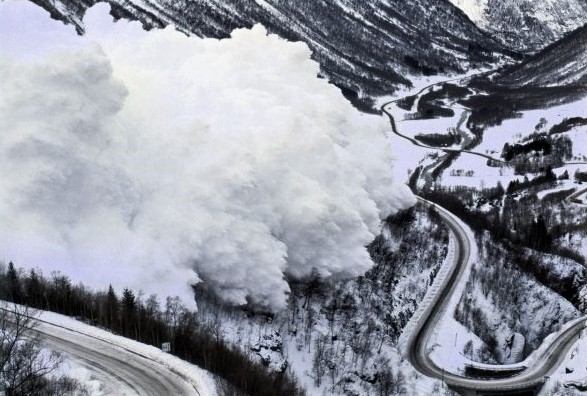 ریزش بهمن در آزادراه شمال