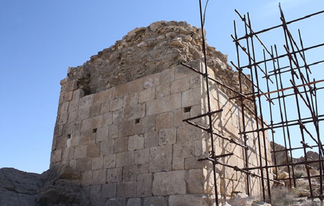 زخمِ مرمت های غیراصولی بر تَن آرامگاه جاماسبِ خَفر زخمِ مرمت های غیراصولی بر تَن آرامگاه جاماسبِ خَفر