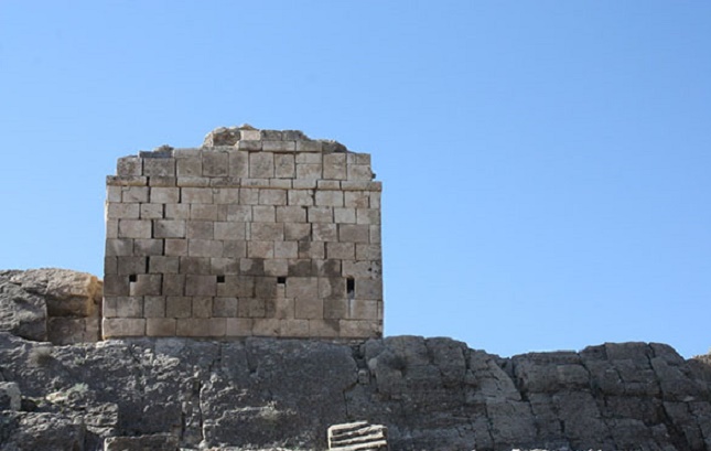 زخمِ مرمت های غیراصولی بر تَن آرامگاه جاماسبِ خَفر زخمِ مرمت های غیراصولی بر تَن آرامگاه جاماسبِ خَفر