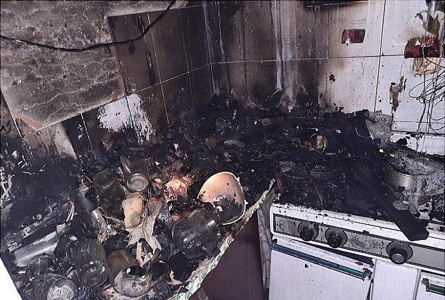 آشپزخانه آپارتمان مسکونی را خاکستر کرد آشپزخانه آپارتمان