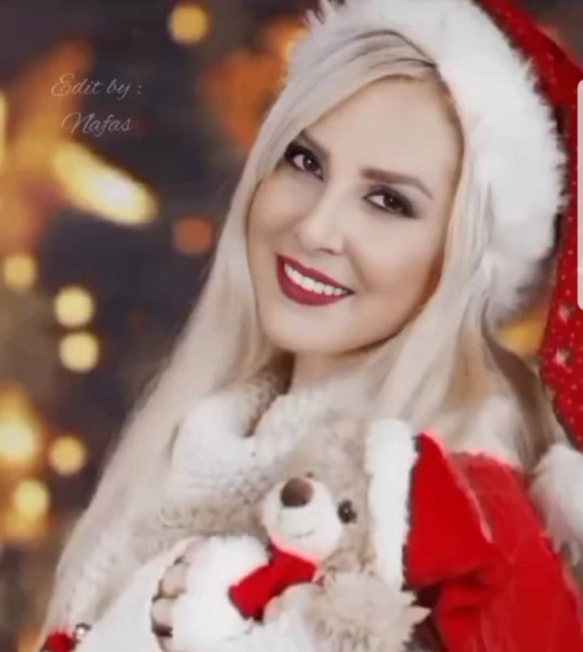 تیپ بابا نوئلی مرجانه گلچین برای کریسمس با موهای بلوند + عکس تیپ بابا نوئلی مرجانه گلچین برای کریسمس با موهای بلوند + عکس