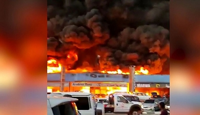 آتشسوزی در نمایشگاه خودرو دبی+فیلم آتشسوزی در نمایشگاه خودرو دبی+فیلم