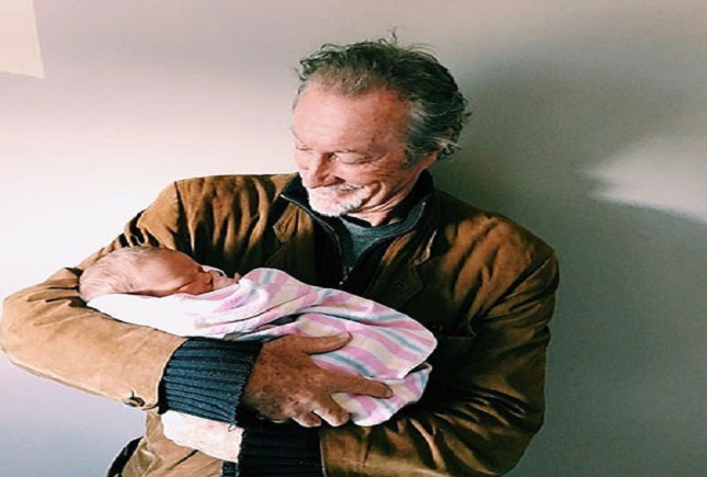 آیا پدربزرگها و مادر بزرگها باید نوه را بزرگ کنند؟ آیا پدربزرگها و مادر بزرگها باید نوه را بزرگ کنند؟