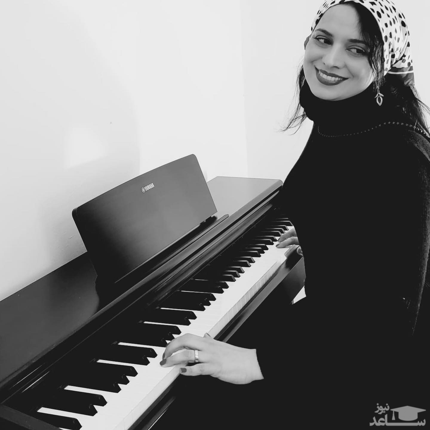 عشوههای روشنک عجمیان در حال پیانو نوازی + عکس عشوههای روشنک عجمیان در حال پیانو نوازی + عکس