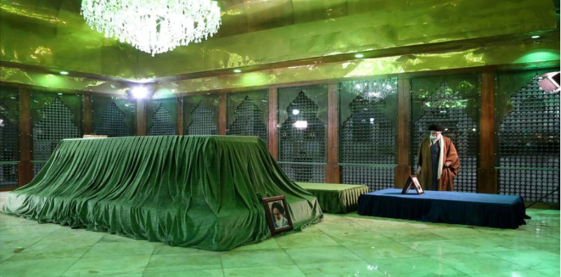 رهبر انقلاب در کنار مزار هاشمی رفسنجانی/ عکس