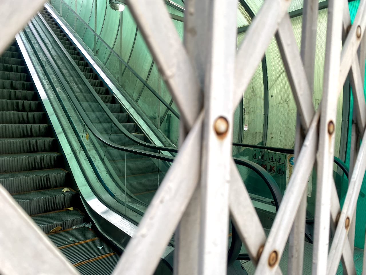 داستان تکراری خرابی پلههای برقی و عابران خسته؛ کسی مسئولیت این پلها را نمیپذیرد داستان تکراری خرابی پلههای برقی و عابران خسته؛ کسی مسئولیت این پلها را نمیپذیرد