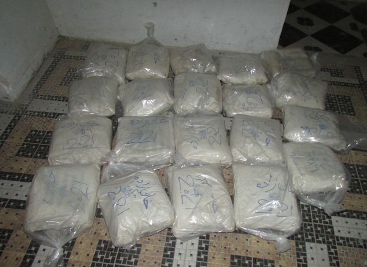 دستگیری زن و شوهر با ۲۰۴ کیلو تریاک در دل کویر دستگیری زن و شوهر مواد فروش