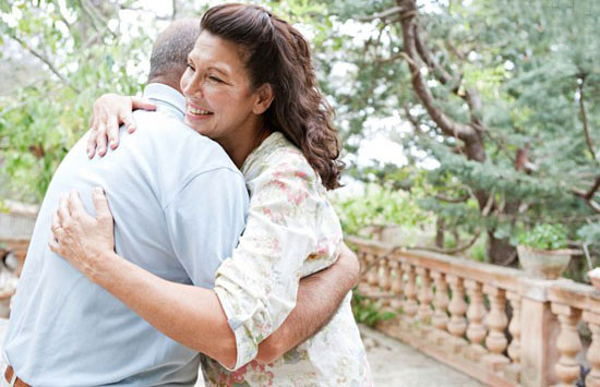 ۸ فایده حیرتانگیز بغل کردن عاشقانه ۸ فایده حیرتانگیز بغل کردن عاشقانه