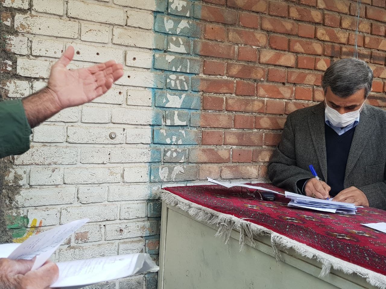 احمدینژاد همچنان از مردم نامه میگیرد/عکس احمدینژاد همچنان از مردم نامه میگیرد/عکس