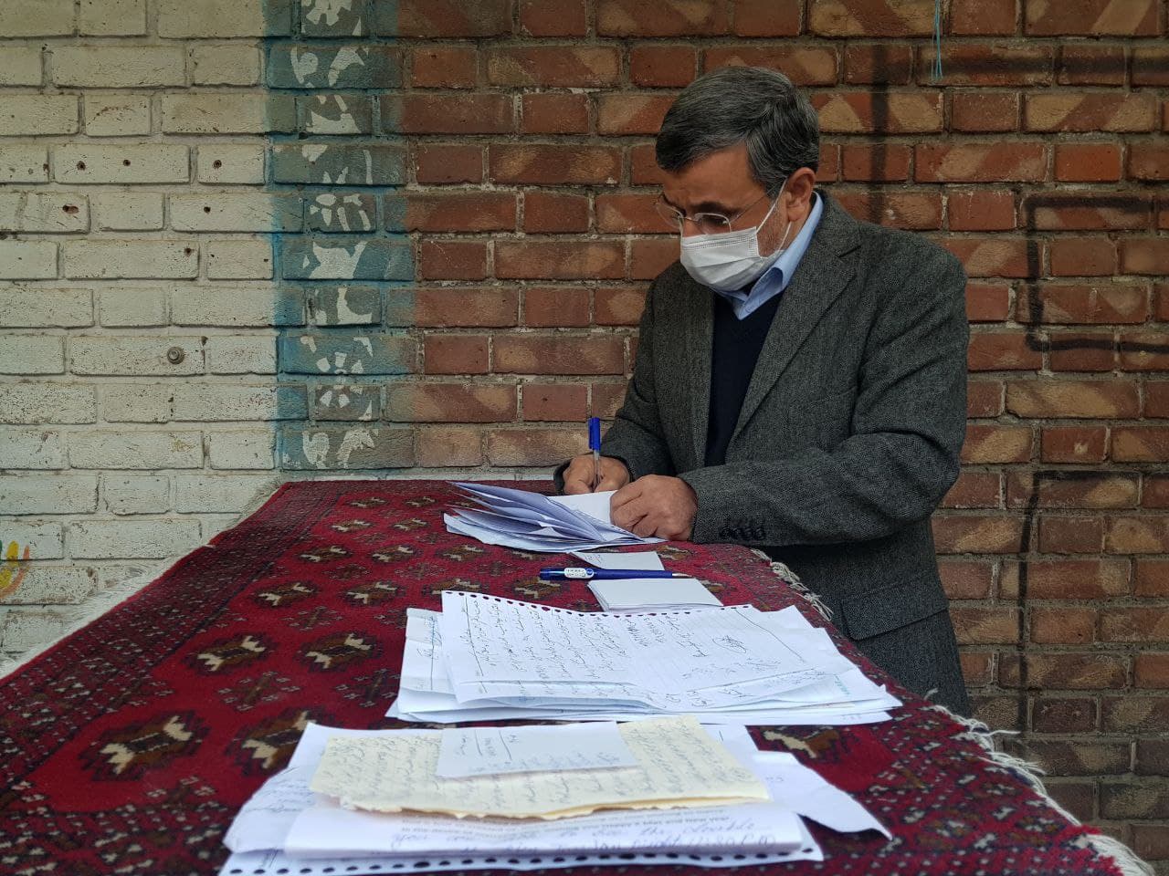 احمدینژاد همچنان از مردم نامه میگیرد/عکس احمدینژاد همچنان از مردم نامه میگیرد/عکس