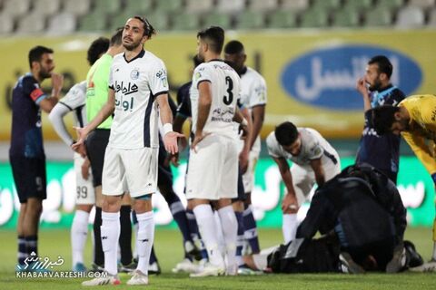 بیهوشی مدافع استقلال مقابل پیکان + عکس