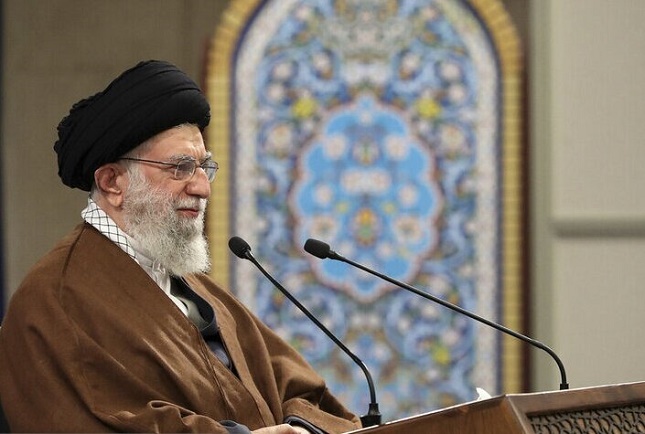 کسی که زندگی اشرافی دارد یا دم از تسلیم میزند نمیتواند به انقلاب پایبند باشد کسی که زندگی اشرافی دارد یا دم از تسلیم میزند نمیتواند به انقلاب پایبند باشد