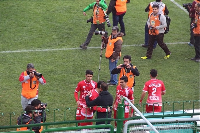 ادامه درگیریها در ورزشگاه فولادشهر ورزشگاه فولادشهر