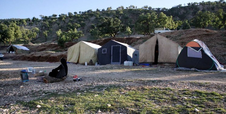 زندگی در حاشیه اتوبان و داخل چادر زندگی در حاشیه اتوبان