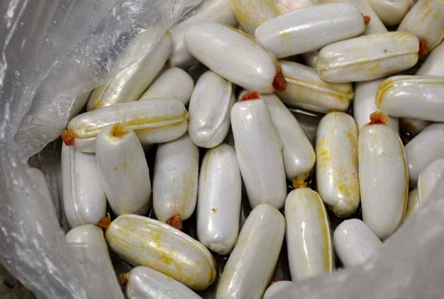 دستگیری قاچاقچی که مواد مخدر میخورد/ کشف ۱۱۰۰ گرم هروئین از معده متهم قاچاقچی