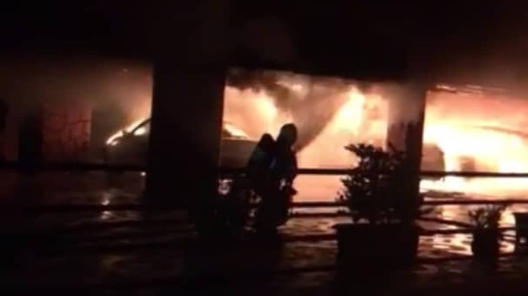 خودروهای گران قیمت در آتش مجتمع مسکونی خاکستر شدند/ نجات ۴۰ نفر از میان دود و آتش+ عکس و فیلم آتش سوزی پارکینگ