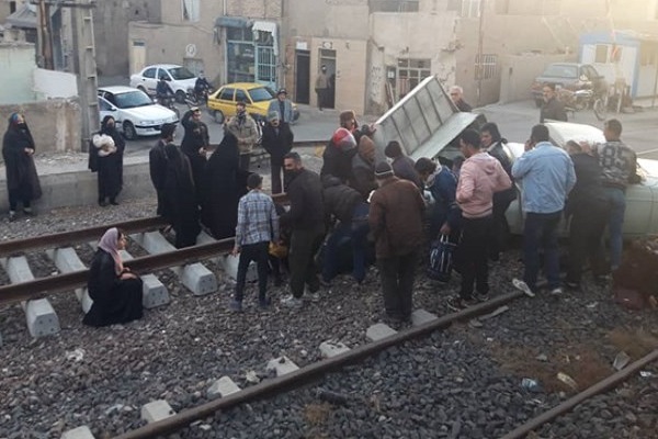 قطار وانت حامل اتباع خارجی را له کرد/ یک نفر کشته شد تصادف قطار و وانت