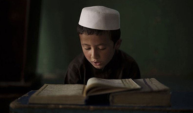 زندگی دانش‌آموزان افغان در مدرسه/ تصاویر