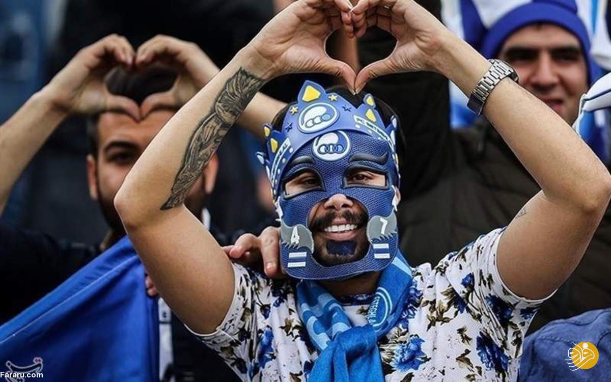 تصاویری از هواداران استقلال مقابل وزارت ورزش تصاویری از هواداران استقلال مقابل وزارت ورزش