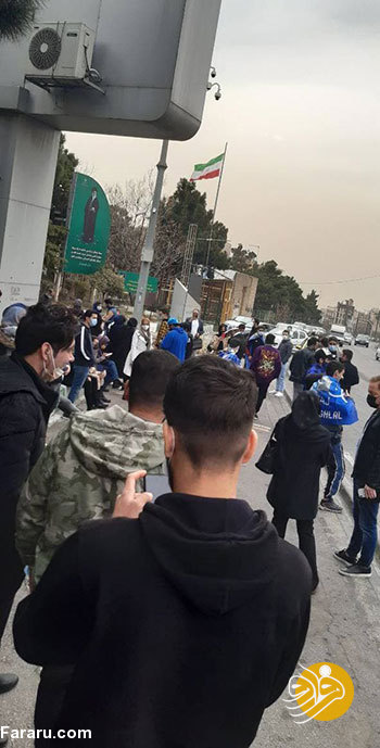 تصاویری از هواداران استقلال مقابل وزارت ورزش تصاویری از هواداران استقلال مقابل وزارت ورزش