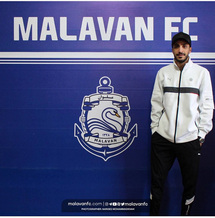 تصویری از سیاوش یزدانی درحال عقد قرارداد با ملوان