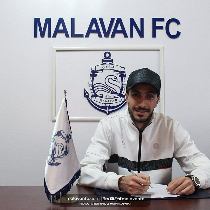 تصویری از سیاوش یزدانی درحال عقد قرارداد با ملوان