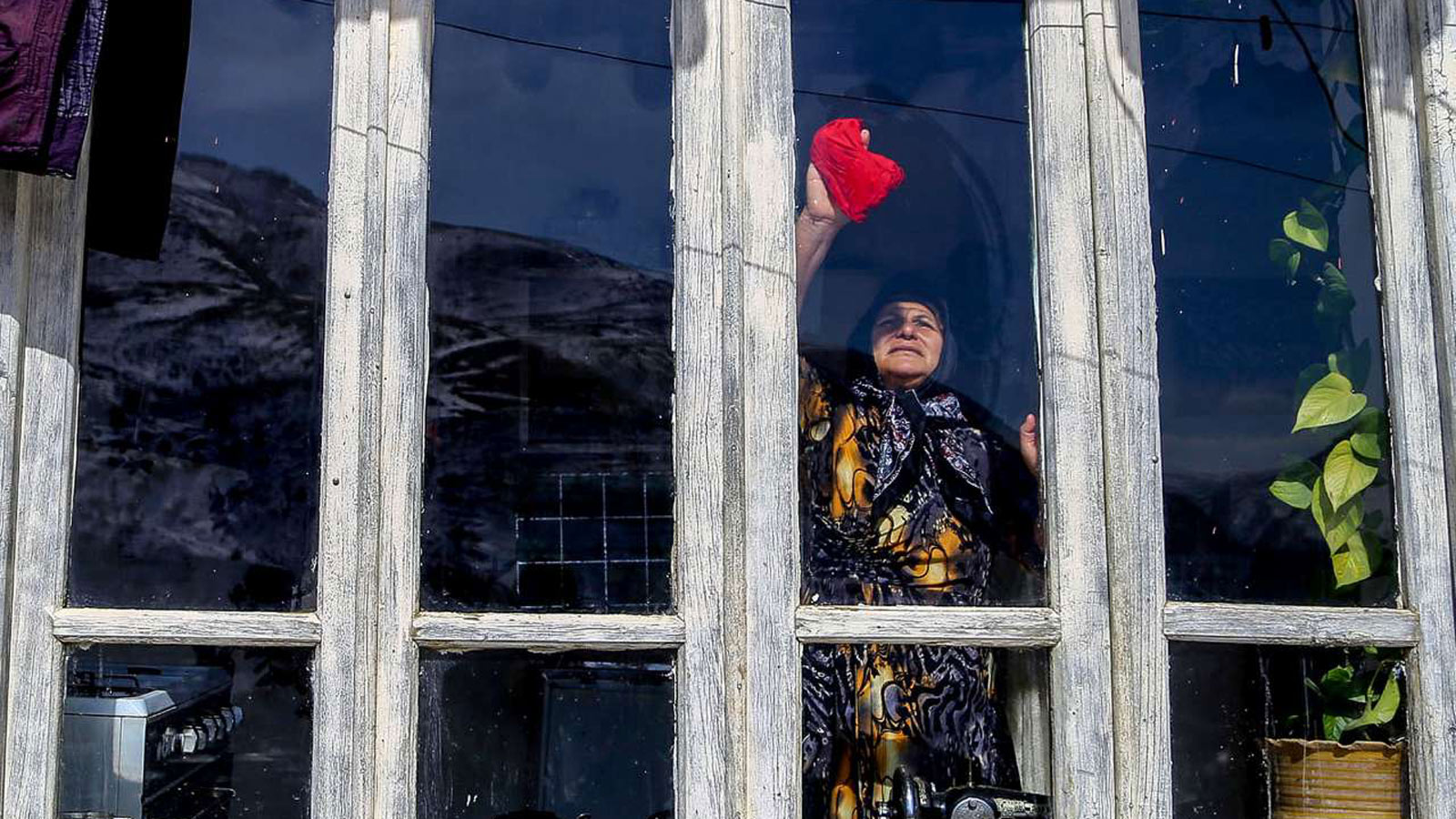 چگونه خانه تکانی ایمن داشته باشیم؟/ برای تمیز کردن پنجره روی قرنیز نروید خانه تکانی ایمن