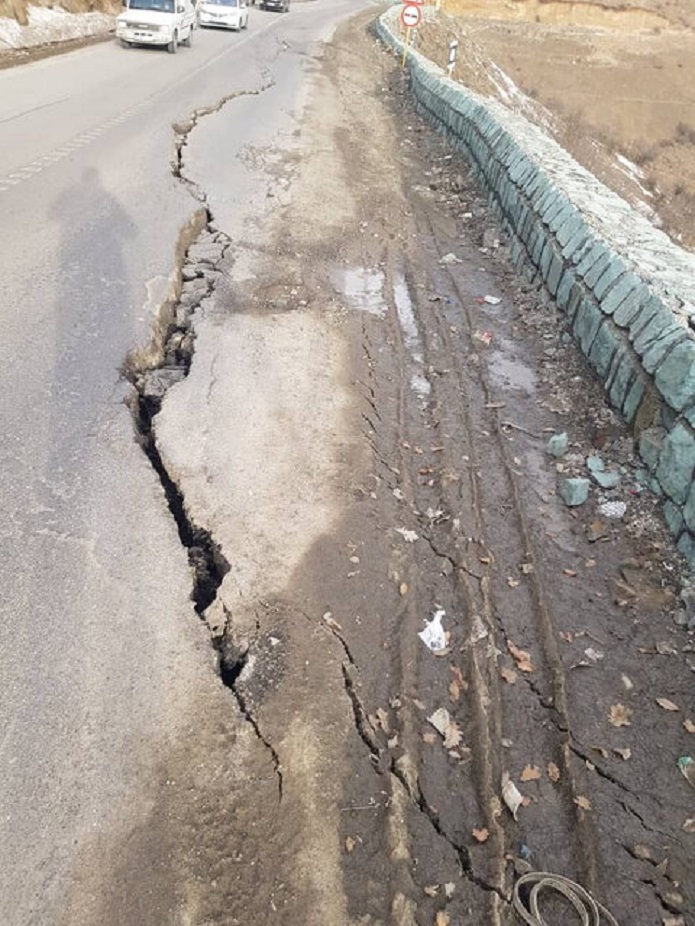 رانش بیسابقه زمین در جاده چالوس رانش بیسابقه زمین در جاده چالوس