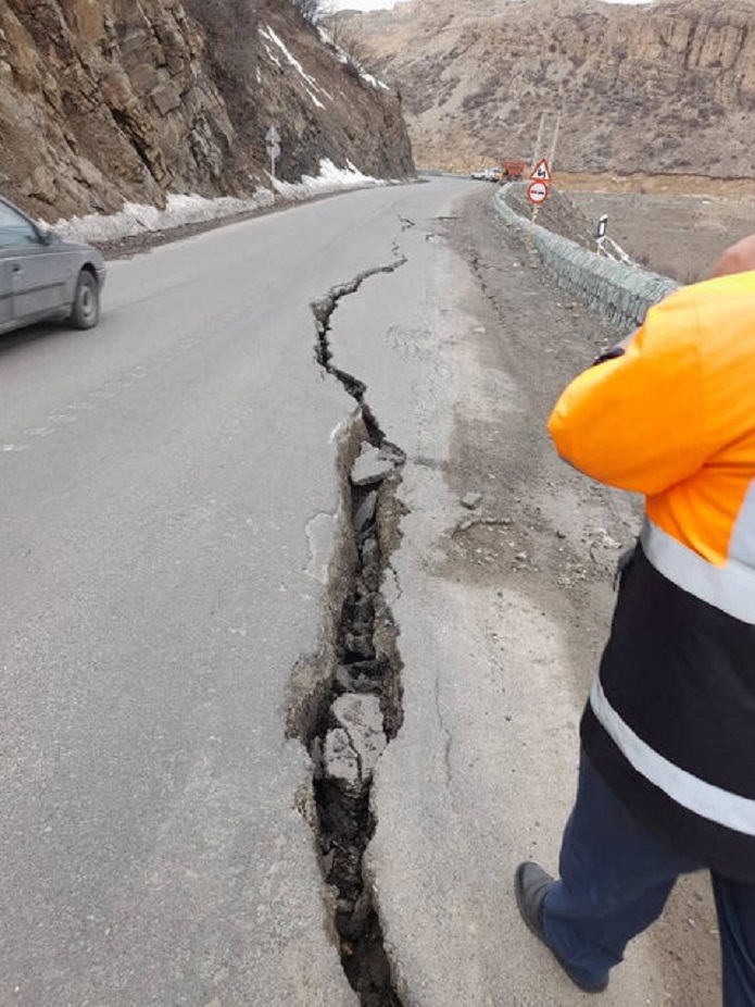 رانش بیسابقه زمین در جاده چالوس رانش بیسابقه زمین در جاده چالوس