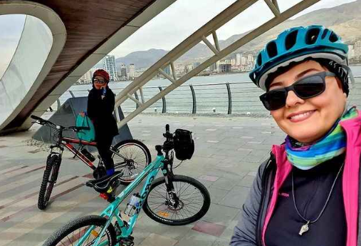 دوچرخه سواری آناهیتا همتی در خیابانهای تهران + عکس دوچرخه سواری آناهیتا همتی در خیابانهای تهران + عکس