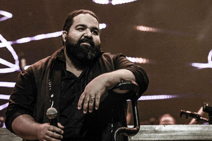 عکس نوستالژیک رضا صادقی در حال قرائت قرآن رضا صادقی