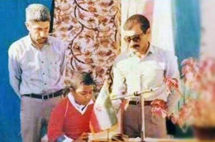 عکس نوستالژیک رضا صادقی در حال قرائت قرآن عکس نوستالژیک رضا صادقی در حال قرائت قرآن