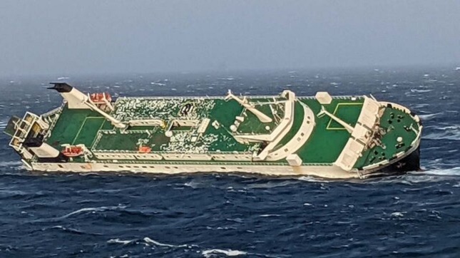 کشتی اماراتی حامل خودرو در آبهای عسلویه غرق شد کشتی اماراتی حامل خودرو در آبهای عسلویه غرق شد