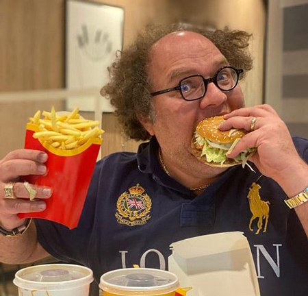 معده مستر تستر مثل آنجای جنیفر لوپز بیمه شد!