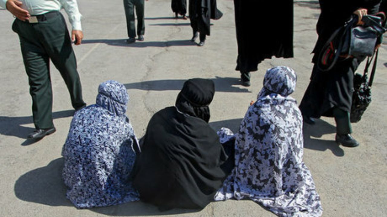 سارقان زن سرقت از بوتیکها بخشش به فقرا