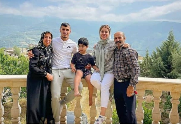 علی علیپور به همراه خانوادهاش علی علیپور به همراه خانوادهاش