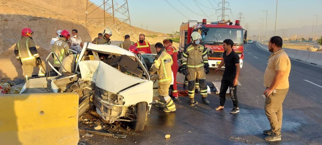 ۷ مجروح در تصادف پراید با بلوکهای کنار بزرگراه تصادف