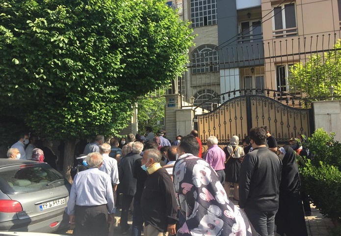 صف افراد 70 ساله برای واکسن؛ خبری از ایمنی نیست صف افراد 70 ساله برای واکسن؛ خبری از ایمنی نیست